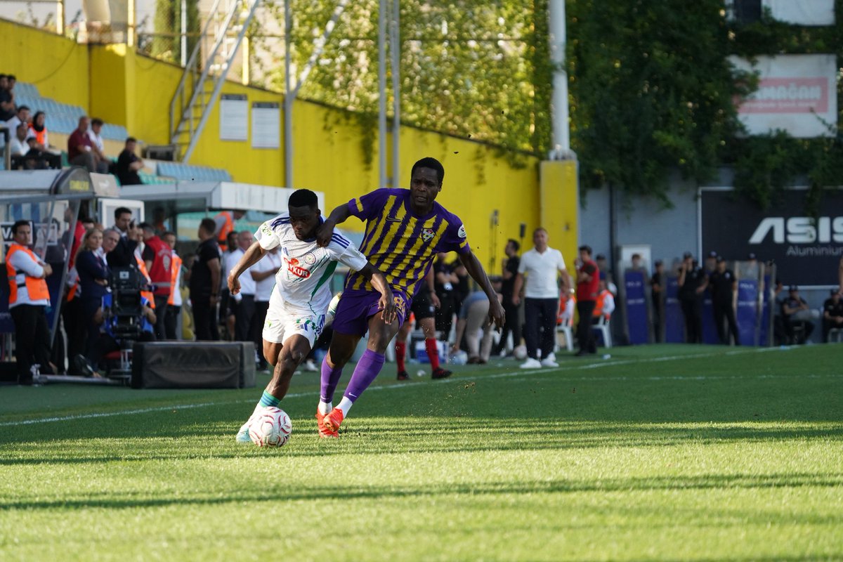KseoluOsman's tweet photo. Çaykur Rizespor, 10 kişi Kaldığı Maçta Deplasmanda Eyüpspor’u 2-0 mağlup Etti..

https://t.co/uI9gmjwsde
@CRizesporAS
 #EYPvÇRS #Rizespor #ÇaykurRizespor  #Eyüpspor #futbol https://t.co/OkDdqVnmU7