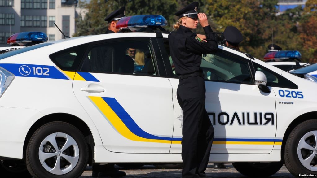 apravda's tweet photo. П'яна поліцейська влаштувала ДТП, а тепер їй виплатять за це 123 тисячі з наших податків. 

Львівська патрульна у жовтні 2025 року на власному Opel Vectra в'їхала у скляну огорожу McDonald's.

На місці Drager показав 1,03 проміле алкоголю.

Після службового розслідування її звільнили з поліції. Але жінка пішла до суду — і суд скасував накази про дисциплінарне стягнення та звільнення.

Причина рішення — порушення процедури дисциплінарного провадження та недостатнє обґрунтування саме звільнення.

У результаті патрульну поновили на посаді.

А ще поліція має виплатити їй 123 171 гривню 44 копійки за час вимушеного прогулу.

Ось для цього й піднімали податки?
