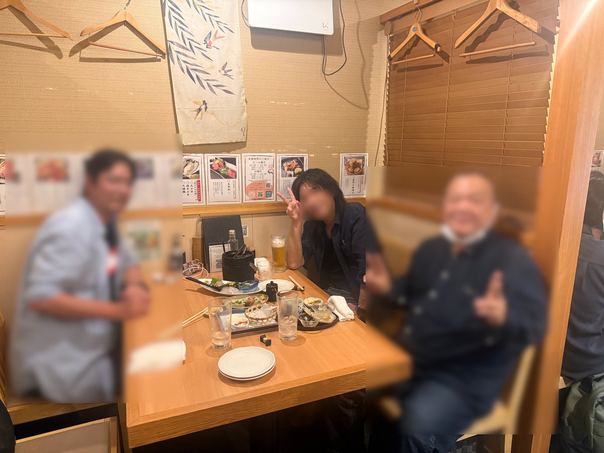 game_pg_izu's tweet photo. #エアロブラスターズ #ロード画面

「引用」の師匠と、数十年ぶりに会食しました
このツイートが間接的に縁を繋いでくれました

誰かに手取り足取りゲームプログラムを教えて貰った事なぞ基本はない独学人生ですが、17歳金髪高校生BASICしか知らないバイトで応募し、何故か受かり、トレーナーとして担当されたM氏が、言ってみれば僕の唯一の「師匠」です
アセンブラからたたき込まれました。高校生にとっては夢の様な時間でした

当時。
僕の様なバカガキに68000アセンブラを教えて下さり、メガドライブのアセンブラで敵キャラを作れる様になり、1年後にはリード級に匹敵する程育ててくれたM氏

ウン十年ぶりにお会いする事が出来ました
「師匠」という存在を意識した事は在りませんが、確かに僕にとっては、この方がおそらくプログラマ人生で唯一の「師匠」
なにせ、17歳の僕はやんちゃというか馬鹿過ぎて、喧嘩ばっか売っていました。絶対こういう設計の方がいいですよね！！！とか馬鹿ガキがしゃしゃるんです。忍耐の塊といえる程の忍耐力で、紳士的に、丁寧に、よくもまあ僕の様な馬鹿を育ててくれたのだなと。。

昨夜は感動の再会を経ながらも、命の恩人ですと、改めて心から御礼申し上げました
あの頃のバカ僕には圧縮が何かも判っていないし、8Mカートリッジを半分にしているのも感動して見ていました、と約30年ぶりくらいに感謝をのべたあたりで、、

バカかよｗ！全然大丈夫だよｗ！それよりお前は高校生バイトのくせにワケわからん速度でどんどん技術覚えていって、勝手に量産もはじめて、俺の方が助かっていたよと、、など仰り涙腺防衛体制がやばく

長いこと、生きてみるもんですねえ
人生、随分と遠くまで歩んできましたが、僕に「ゲームプログラマ」という土台を形成して下さったM氏へ再会し、色々と人生の歩みを振り返る事が出来ました
命の恩人です
相変らず変な人でしたが、相変らずカッコイイ生き方をしている天才エンジニアでした

余談の様で申し訳無いのですが、写真左がM氏
右は天才サウンドコーディネーターのK氏で、彼も三十年来の付き合いです

生涯ゲーム業界。最高です
そんな、感慨深い会食でした