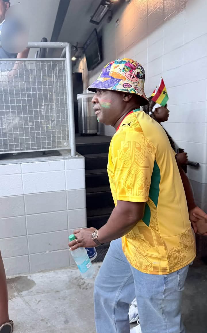ebowhagan1's tweet photo. See this hunchback (aky3kya) @KevinEkowTaylor who says he is "deadly".🤣😅😅..You are deadly but you couldn't go anywhere in your own country without National Security...Ghana Jollof go get you. U no see anything yet.. Sia banku! https://t.co/qJ5OICEtMD