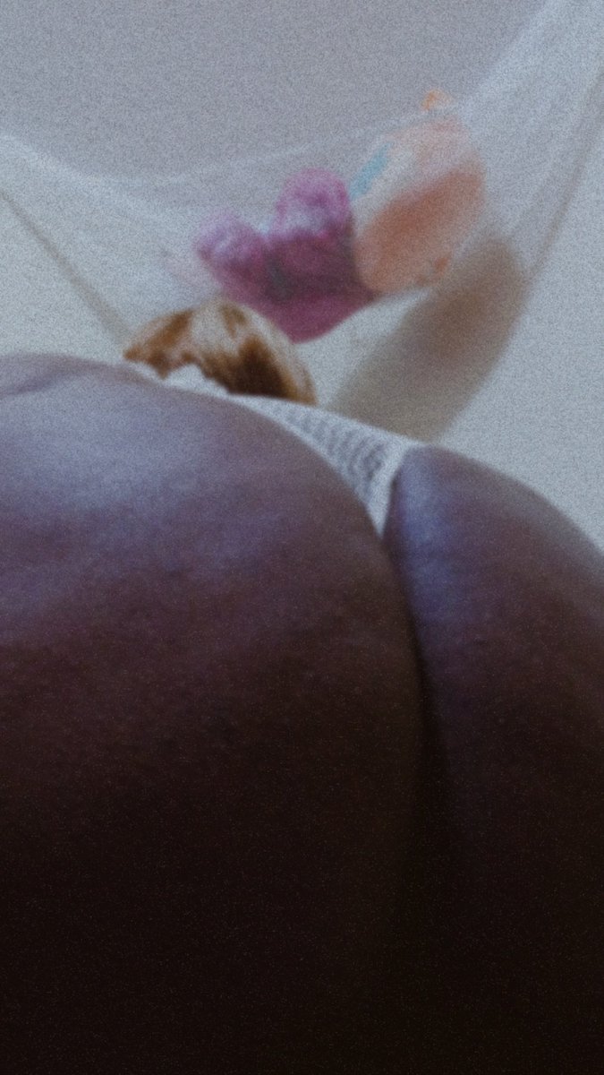 ItsEboniReign's tweet photo. Imagine your face under my fat ass 😝💦 barely able to breathe, you'd lose your fucking mind 🤭🐶 https://t.co/xEh4OMafSj