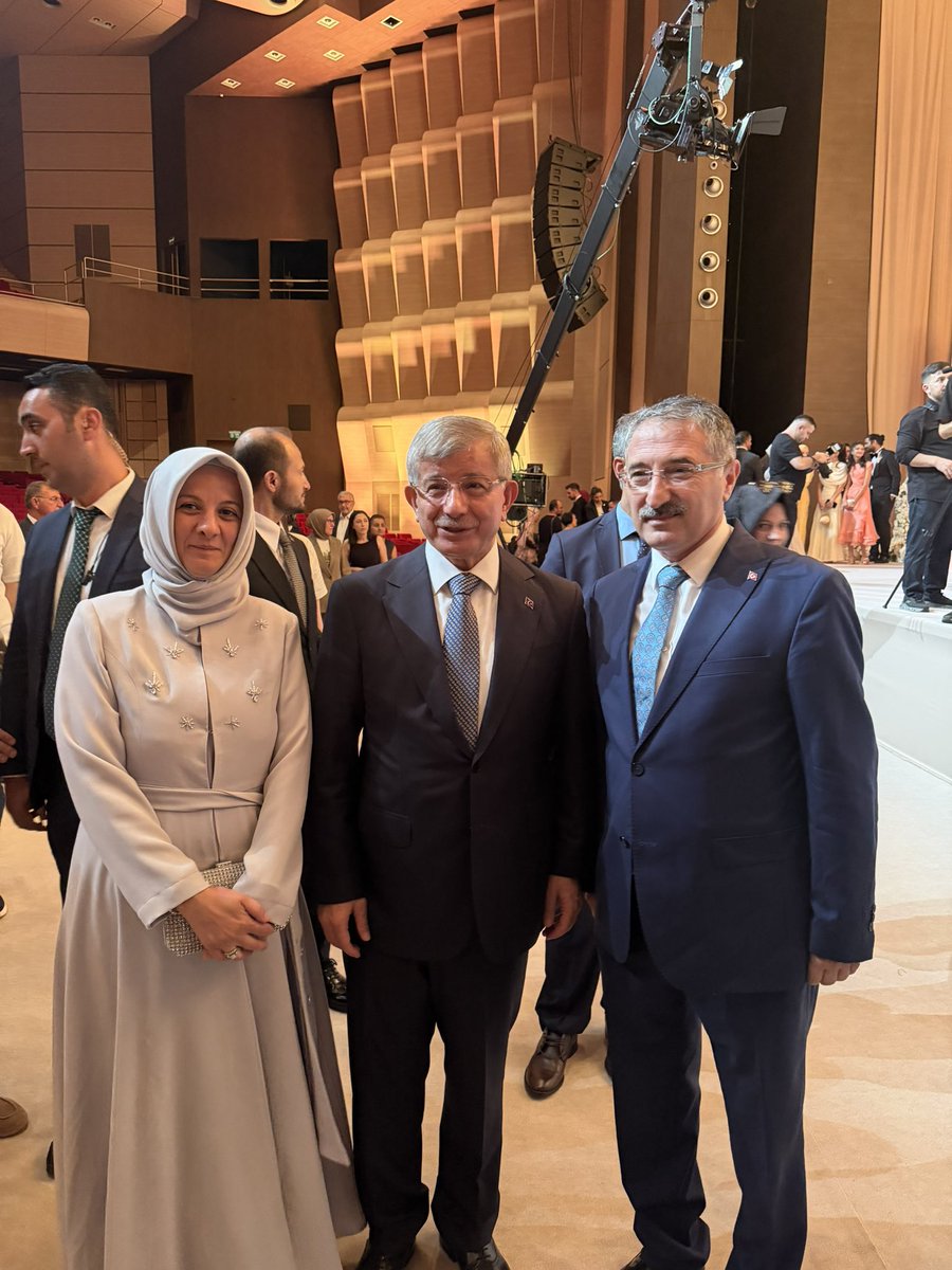 RBekiroglu's tweet photo. Seçilmiş Son  Başbakanımız Prof Dr Ahmet Davutoğlu beyefendi ve Dr Sare hanımefendi   ile Mustafa Adnan Bey ve Ayşegül Öğüt hanımefendinin evlatları Mehmet ve  Ravza kardeşimizin düğünlerine katıldık 
Genç kardeşlerimize iki cihan saadeti dilerim 
@Ahmet_Davutoglu @Sare_Davutoglu https://t.co/6BcDXGE5ES
