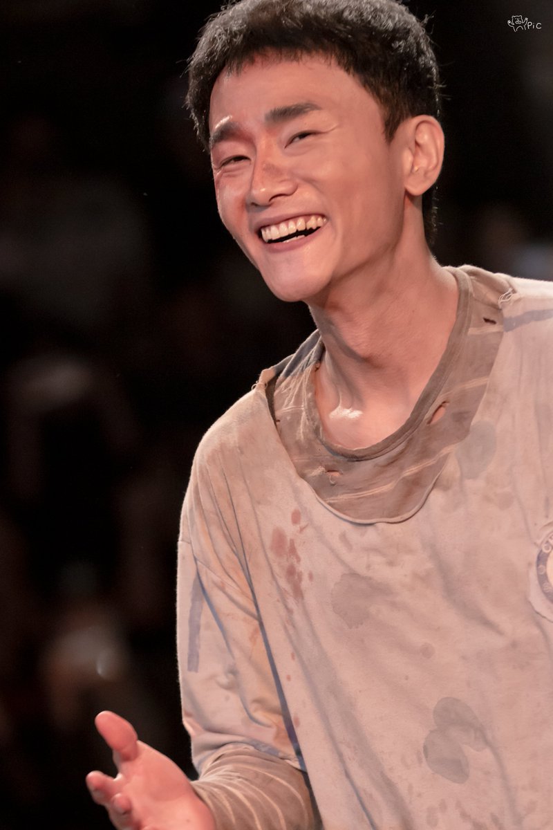 B_Pic00's tweet photo. 260718 더헬멧 알레포 커튼콜 
헬멧A (#오정택 배우) https://t.co/qUKs8KdzEn