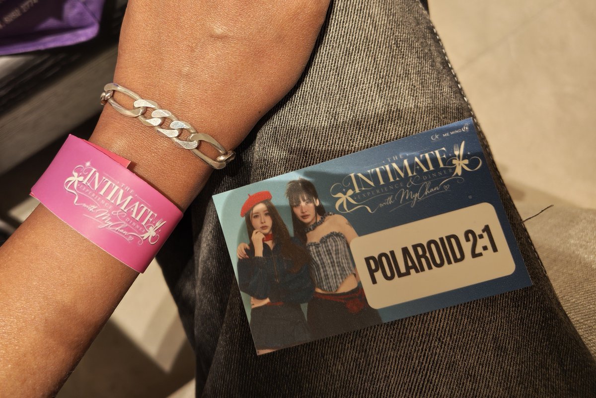 Zazzy_01's tweet photo. 🪷🌻

to the staff who asked if I was ok while waiting in line for my Polaroid because I was visibly shivering: no I was not 😅

I was nervous plus freezing from the aircon blowing straight down https://t.co/VedhBuL86o