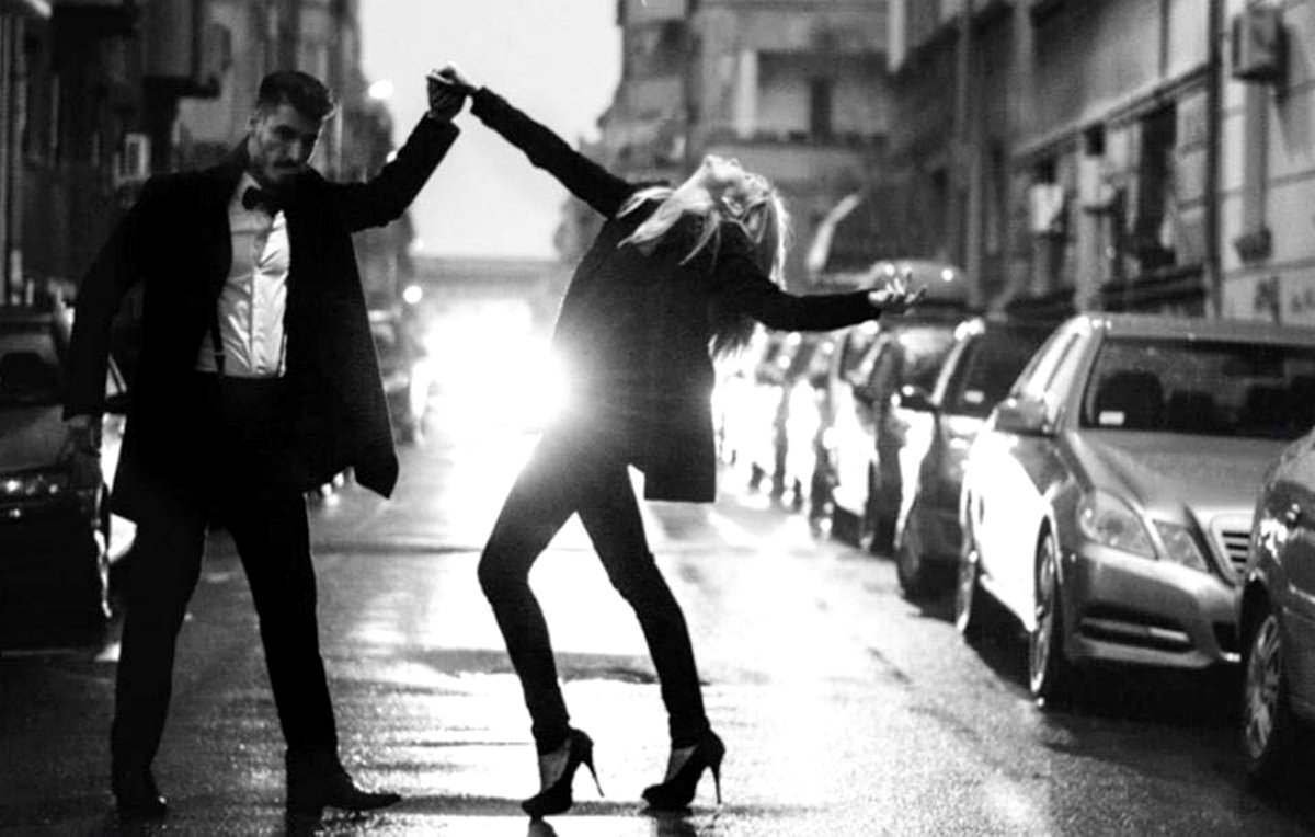 ElSolitario_08's tweet photo. "Te quiero para volvernos locos de risa, ebrios de nada y pasear sin prisa por las calles, eso sí, tomados de la mano, mejor dicho, del corazón 🖤 

                                                                -Mario Benedetti https://t.co/lvC9CXYdeP