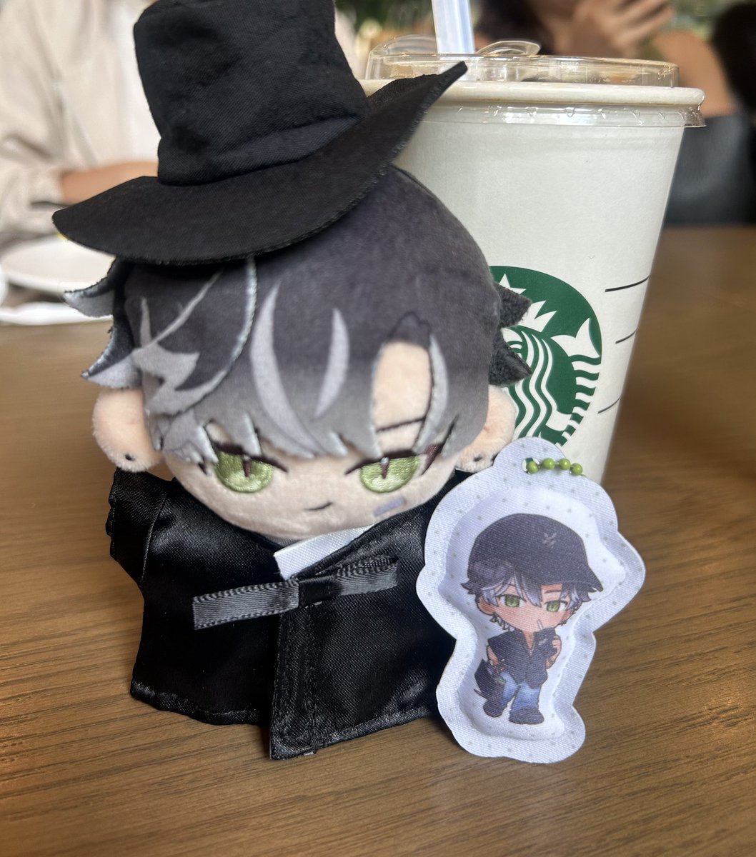 mo_ran_ran_ran's tweet photo. 為了跟宵聊天直衝台中安利美特
這次的宵也是超帥！
很開心今天有遇到不少認識的人💚

褲子扣子掉這件事真的很好笑😆
沒有扣子拿團徽來頂
這次質量不錯讓我成功撐到回家

回到家更好笑了
團徽卡死在褲子上
它真的變成這件褲子的扣子了🤣
這算是新周邊嗎😂

#宵dating 
#2YYEARS https://t.co/DbyU11wfUA