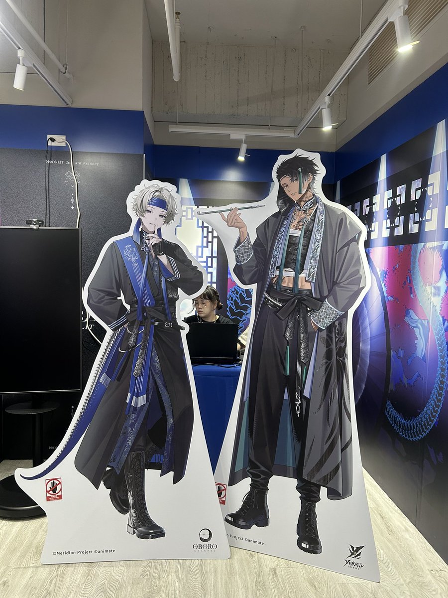 mo_ran_ran_ran's tweet photo. 為了跟宵聊天直衝台中安利美特
這次的宵也是超帥！
很開心今天有遇到不少認識的人💚

褲子扣子掉這件事真的很好笑😆
沒有扣子拿團徽來頂
這次質量不錯讓我成功撐到回家

回到家更好笑了
團徽卡死在褲子上
它真的變成這件褲子的扣子了🤣
這算是新周邊嗎😂

#宵dating 
#2YYEARS https://t.co/DbyU11wfUA