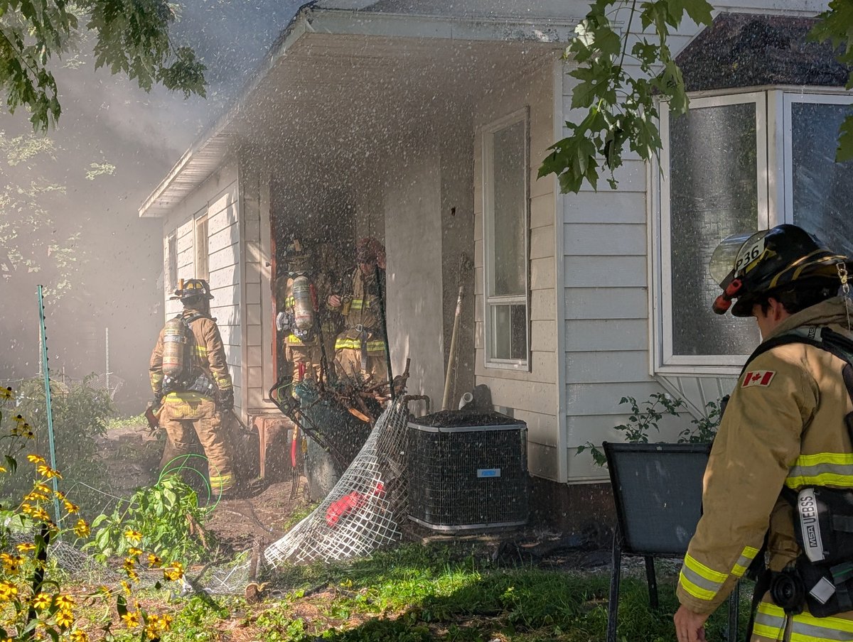 OFSFirePhoto's tweet photo. Les pompiers d'Ottawa ont maîtrisé un incendie survenu sur avenue Martin, près de avenue Blasdell. Le feu s'était déclaré dans un bungalow individuel. @OttFire #Ottawanews #ottawa https://t.co/W8WXyuFpbR