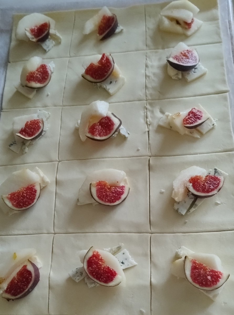 fibularyzacja's tweet photo. @KuziemskiMk Ejże! Jadłam dziś to samo!!! 😮😲😲😲😲 (u Siostry)
Tylko nie ciabatta, a inna bułka.
I jeszcze na szybko robiłam to: figa, gruszka i pleśniowy lazur w c. francuskim (u Mamy)
#mniam https://t.co/Xl9Xd6rw0W