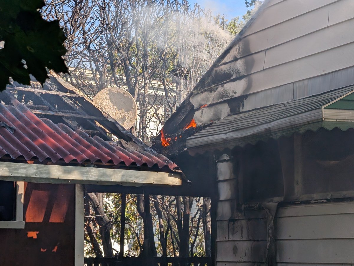 OFSFirePhoto's tweet photo. Les pompiers d'Ottawa ont maîtrisé un incendie survenu sur avenue Martin, près de avenue Blasdell. Le feu s'était déclaré dans un bungalow individuel. @OttFire #Ottawanews #ottawa https://t.co/W8WXyuFpbR