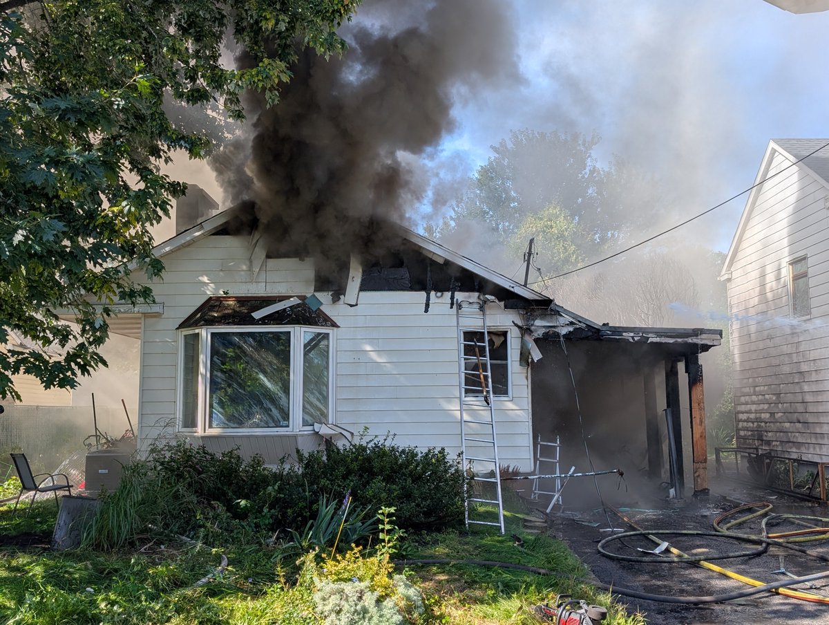 OFSFirePhoto's tweet photo. Les pompiers d'Ottawa ont maîtrisé un incendie survenu sur avenue Martin, près de avenue Blasdell. Le feu s'était déclaré dans un bungalow individuel. @OttFire #Ottawanews #ottawa https://t.co/W8WXyuFpbR