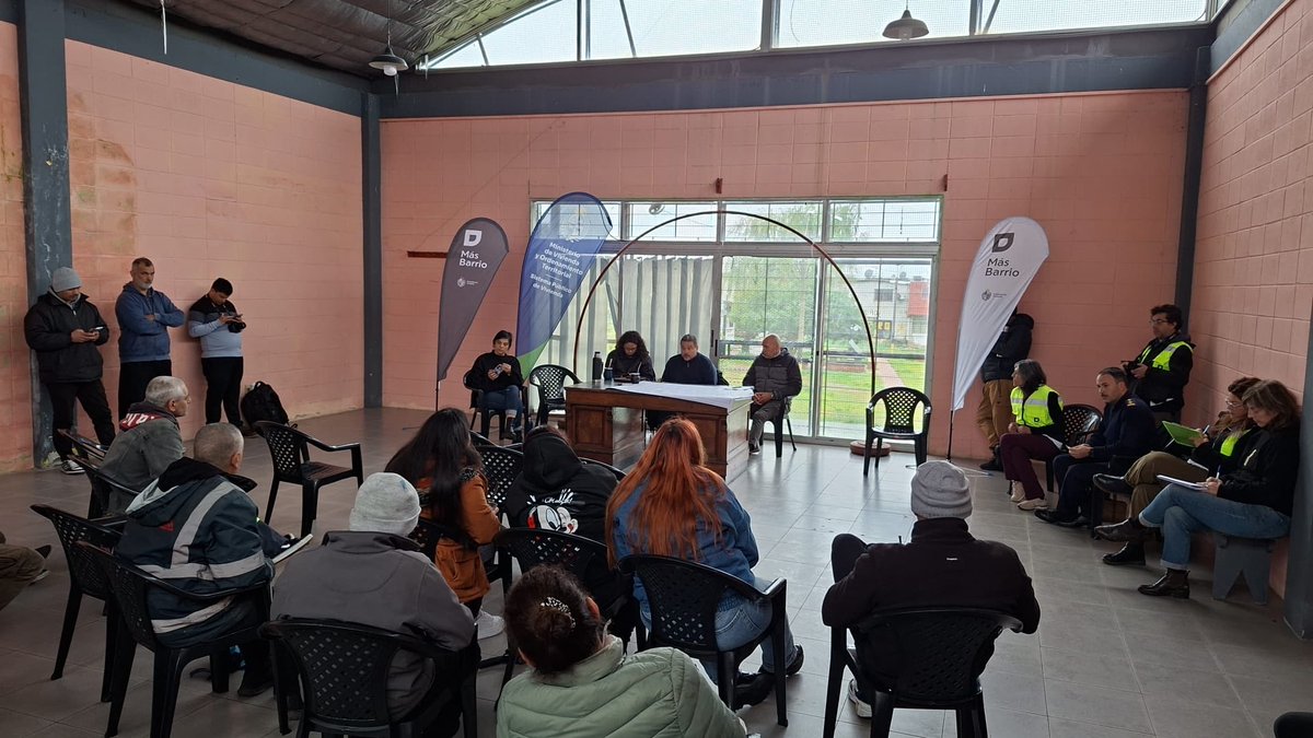 Leoherou's tweet photo. Sábado temprano en Cerro Norte, con Municipio y el Programa Más Barrio, escuchando a vecinas y vecinos, coordinando acciones de drenaje, limpieza y renaturalización
Al mediodía entregamos equipamiento para la clasificación de residuos a 5 cooperativas de cerrito y mercado modelo https://t.co/qKTZYUe6GG
