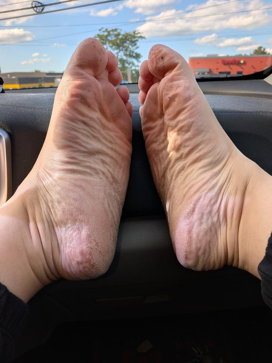 PrincessPandaFF's tweet photo. my big stinky feet need pampered more 🥰💙 get sending 💸💙 https://t.co/vjVw0zqK7J
