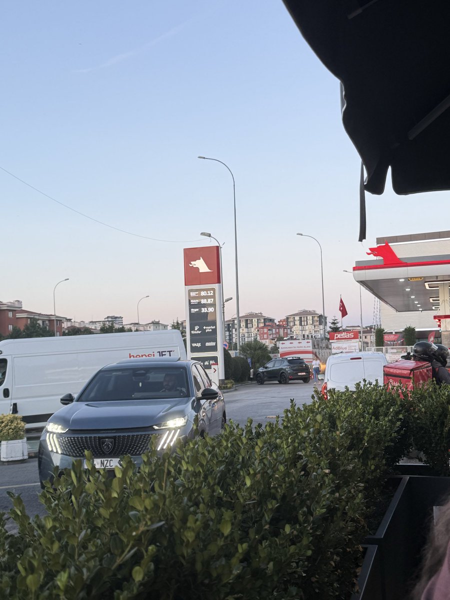 mesutpek34's tweet photo. Çok lüks bir mekana karşı yemek yiyorum @memetsimsek @petrolofisi @mahsunjdozu https://t.co/FoGUOpvsGF