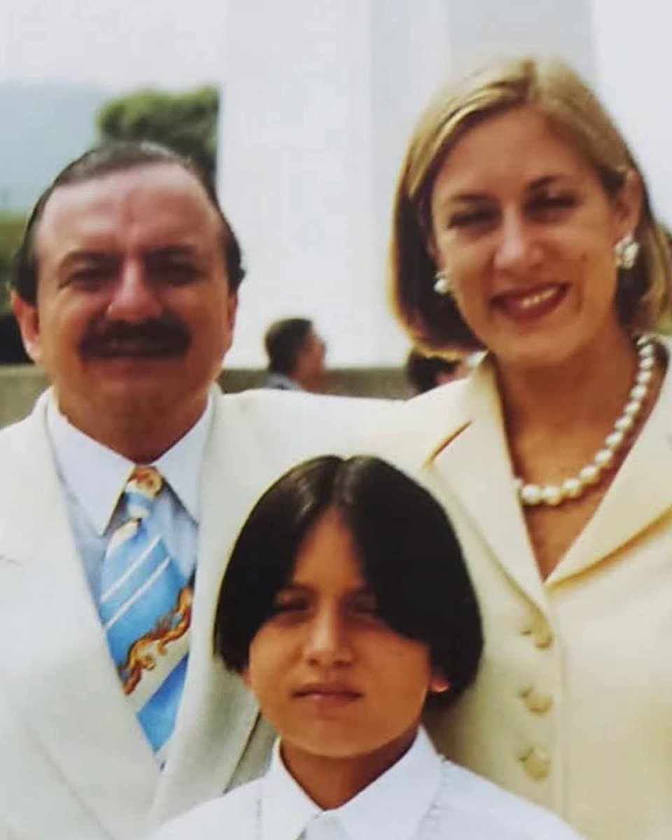 MemesDelMijinOr's tweet photo. El coraje de Rafael Correa hacia Daniel Noboa es porque Correa nunca tuvo la oportunidad de tomarse una foto con sus padres ya que su papá estaba preso en los EEUU por llevar droga como mula 🥲🥲 https://t.co/25pNDwlUKF