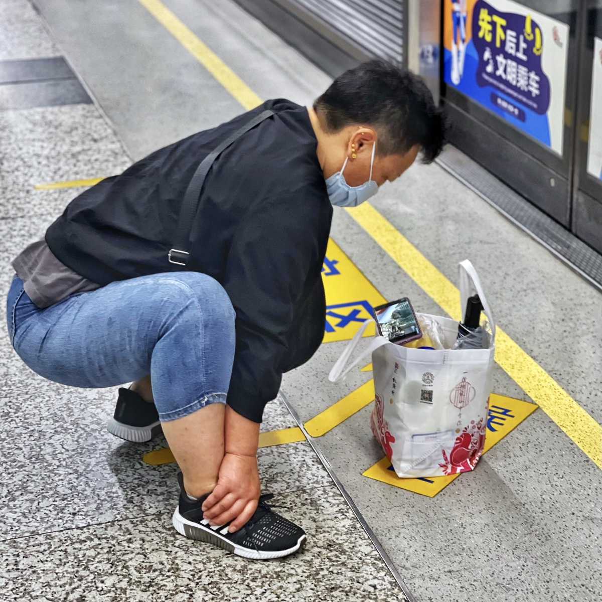 enoll490809's tweet photo. Just spilled my coffee all over the bus floor, and a stranger knelt down to help me clean it up before I even grabbed a tissue. Small acts of kindness make the whole day! https://t.co/G8nhEzPySD