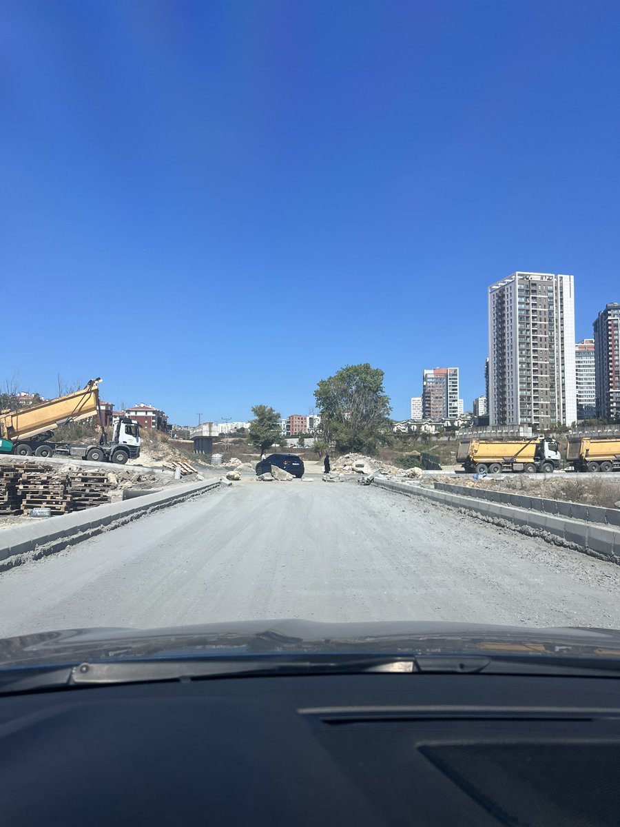 Erkaayaa's tweet photo. Tam bir rezalet hergün evimze varmak için resmen mücadele ediyoruz @Basaksehir_Bld @akbasaksehir @BAAKEHRKAYMAKA1 https://t.co/EDSeuCIA4M