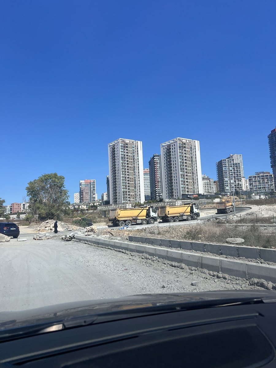 Erkaayaa's tweet photo. Tam bir rezalet hergün evimze varmak için resmen mücadele ediyoruz @Basaksehir_Bld @akbasaksehir @BAAKEHRKAYMAKA1 https://t.co/EDSeuCIA4M