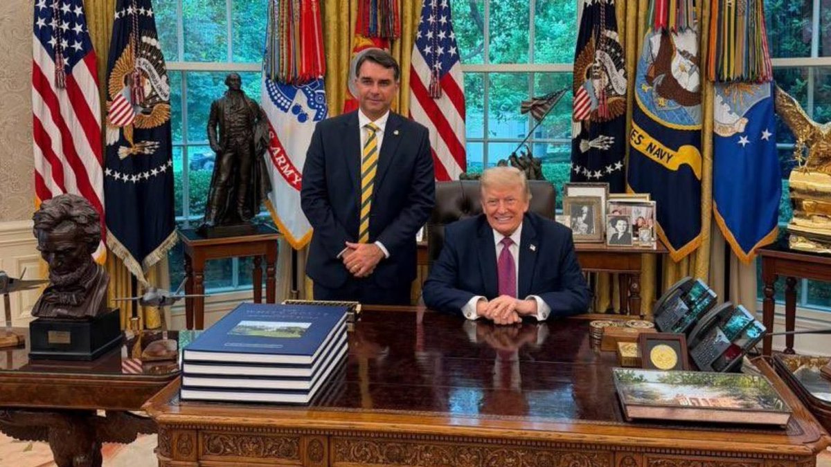 GuilhermeBoulos's tweet photo. Chamam de “Prosperity Partnership”. Eu chamo de projeto de entrega do Brasil.

Um documento de 22 páginas, em inglês, com “Flávio Bolsonaro | 2026 Campaign” na capa, detalha como um eventual governo Flávio alinharia a exploração das terras raras brasileiras aos interesses dos Estados Unidos inclusive para abastecer setores estratégicos americanos de defesa, energia e inteligência artificial.

O documento foi produzido por André Marinho, aliado de Flávio, pouco antes de ele viajar aos EUA para se reunir com J.D. Vance. Depois, o próprio Flávio se encontrou com Vance e Trump.

Enquanto Lula trata minerais críticos como questão de soberania nacional, o entorno de Flávio já desenhava, em inglês, como colocar essa riqueza estratégica a serviço dos interesses americanos.

Isso não é parceria. É entreguismo com apresentação em PowerPoint.