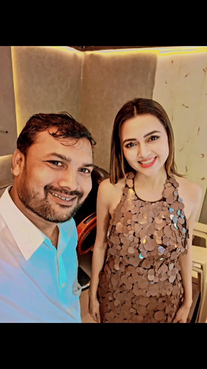 VikuElvishYadav's tweet photo. This is her vanityboth are clicked by the same person
How fake these two Bunty Babli couple is.

#ElvishYadav  #ElvishArmy https://t.co/Bojs7p7Osg