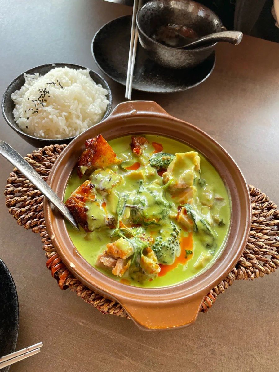 laugf361929's tweet photo. Tried vibrant Thai green curry at a new local spot tonight! Rich coconut milk, spicy herbs, and perfectly tender veggies—authentic taste that transports me straight to Bangkok. Who’s got go-to Thai spots to recommend https://t.co/q49cKsfhtu