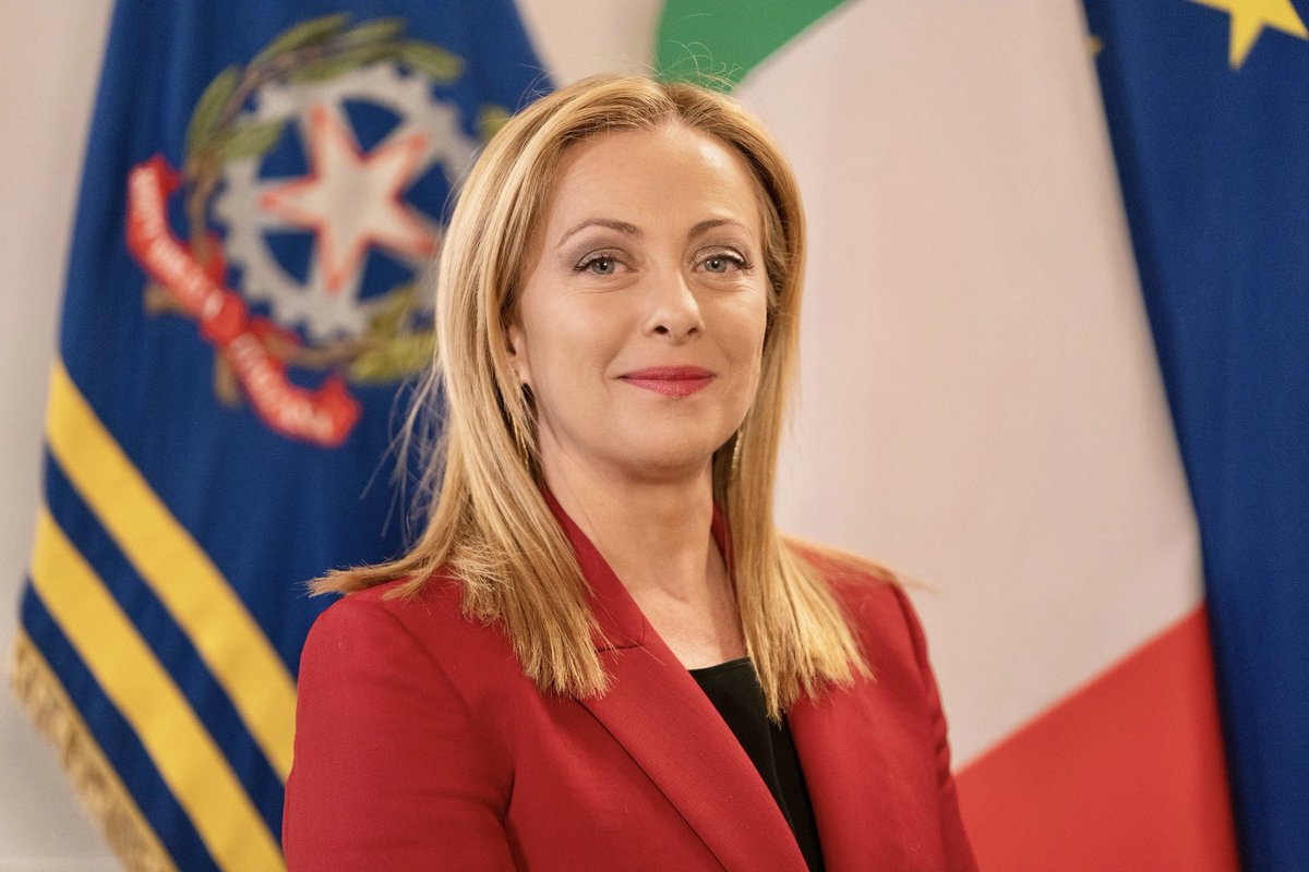 FcoMunoz_TP's tweet photo. Admiro profundamente el coraje de @GiorgiaMeloni, la mujer mas gravitante de toda Europa. Meloni esta dispuesta a perder el poder por defender principios. Antes ya no se doblego ante Trump, sin dudas es otro nivel de liderazgo. Giorgia Meloni sale a frenar incluso à la extrema derecha y esto es un hecho político de relevancia. No tienen como ser parte del gobierno en Italia. La pelicula De Gaulle en Francia, obviamente es una operación de gran nivel en contra de Le Pen, la segunda vuelta. Dado su exito, ya sale de Francia. @TheEconomist @PresidenteKast @laderechadiario @KGeorgieva