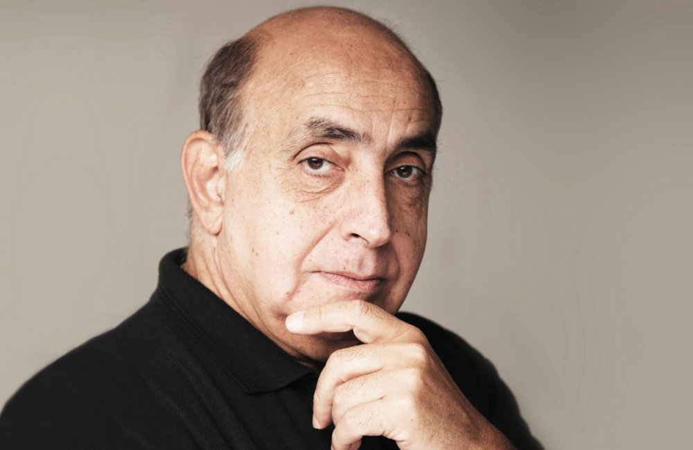 WorldWAdab's tweet photo. يولد المصري وفي قلبه ورقة بردي مكتوب عليها بحروف ذهبية: إن السخرية هي المنقذ من اليأس ."

اقتباس للروائي الفرنسي من أصل مصري جيلبرت سينويه (Gilbert Sinoué)، من روايته الشهيرة "المصرية" (L'Égyptienne) الصادرة عام 1991. https://t.co/APJXYfx0Yc
