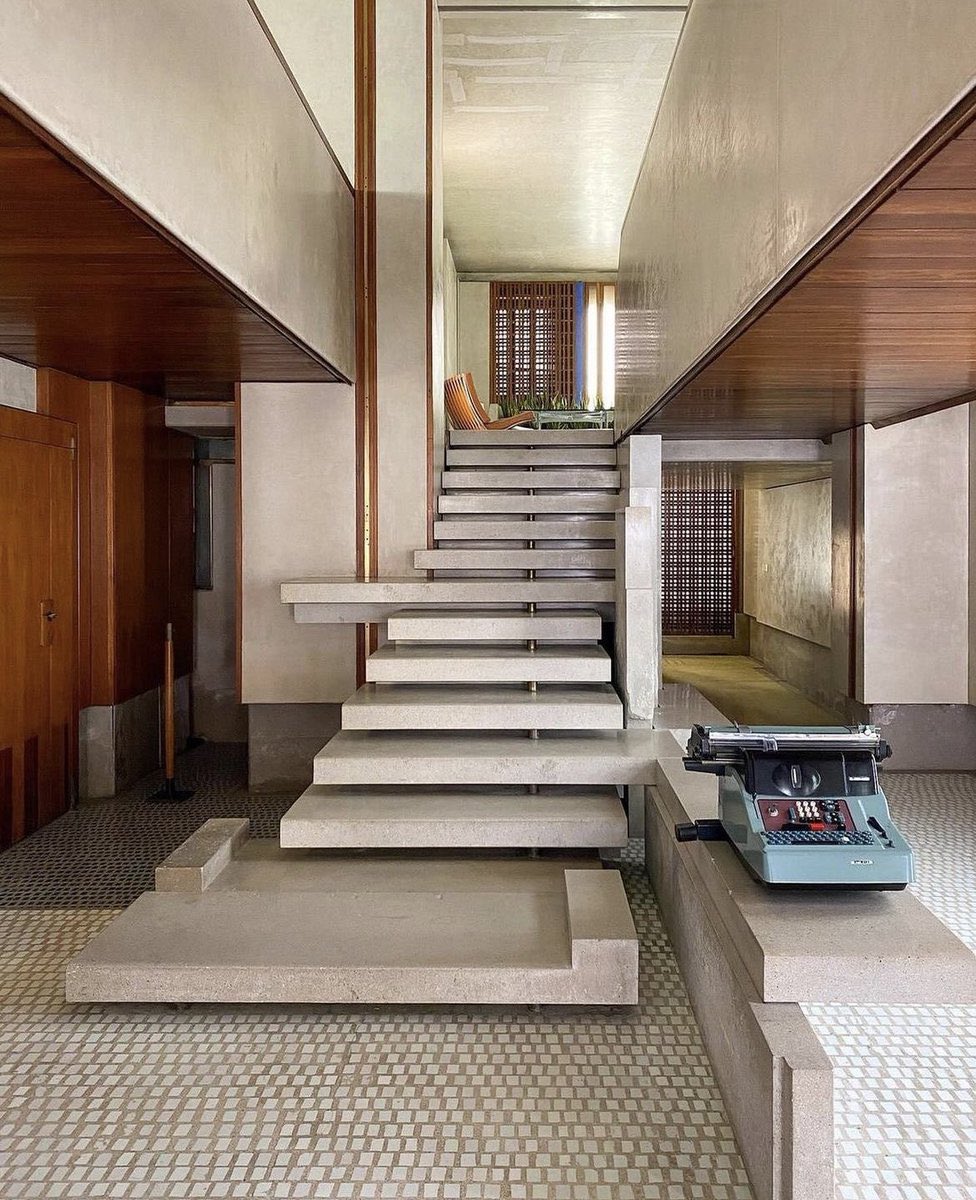 SciFiArchives's tweet photo. Carlo Scarpa’s staircase for the Olivetti Showroom in Venice, 1958. Its floating stone steps still look remarkably futuristic today. https://t.co/THhybPkln4