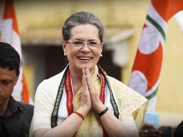 awesh29's tweet photo. नीचे लिखी बातें मैं नहीं कह रहा, पत्रकारिता के पितामह स्वर्गीय प्रभाष जोशी जी कह गए हैं।यह बात संभवतः राहुल गांधी  @RahulGandhi  ने भी नहीं पढ़ी होगी। पढ़िए वो सोनिया जी के बारे में क्या कहते हैं -

"सोनिया गांधी के प्रधानमंत्री पद नामंजूर करने और मनमोहन सिंह को देश का सर्वोच्च कार्यकारी पद दिलवाने की अगर कोई मिसाल आपको ढूंढनी हो तो सिर्फ दो उदाहरण मिलेंगे।

ऐसा अपने यहां पहले सिर्फ दो व्यक्तियों ने किया है। मोहनदास करमचंद गांधी ने अंग्रेजों के खिलाफ कोई बत्तीस साल आजादी की लड़ाई की अगुवाई की और आजाद भारत की सत्ता जवाहर लाल नेहरू को सौंप दी । दूसरे जयप्रकाश नारायण ने इंदिरा गांधी की तानाशाही कृतियों के विरुद्ध संघर्ष किया, लेकिन पहली गैरकांग्रेसी केन्द्रीय सरकार की बागडोर मोरारजी देसाई के हाथों में दे दी ।

इससे अगर आपको लगे कि मैं सोनिया गांधी की तुलना गांधी और जेपी से कर रहा हूं और किसी छुटभैये कांग्रेसी चम्मच जैसी बात कह गया हूं तो क्षमा कर दीजिए। लेकिन बताइए कि त्याग और बलिदान को सबसे बड़े मूल्य मानने वाले देश में कितने तपस्वी विदेह राजनेता हुए हैं जिनने प्रधानमंत्री पद छोड़ा हो ?

गांधी और जेपी दोनों ही सत्ता के आदमी नहीं थे, हालांकि उन्होंने इस देश में दो सबसे बड़े राजनैतिक परिवर्तनों की अगुवाई की। वे दोनों चुनाव नहीं लड़े थे। वे दोनों ही राजसत्ता से क्रांतिकारी समाज परिवर्तन में विश्वास नहीं करते थे। 

लेकिन एक अद्भुत चुनाव में सोनिया गांधी न सिर्फ अपनी पार्टी और गठबंधन को भाजपा गठबंधन से आगे निकाल ले गई, कोई सवा तीन सौ सांसदों ने उन्हें प्रधानमंत्री बनाने का निर्णय लिया। उन्हें राष्ट्रपति ने अपना दावा बताने के लिए बुलाया भी और वे उनसे मिलकर भी आई।सोनिया गांधी को प्रधानमंत्री बनने से कोई रोक नहीं सकता था। वे छह साल से चाहे अनचाहे सत्ता राजनीति में थीं जिसमें प्रधानमंत्री होने से बड़ा कुछ नहीं होता। लेकिन उन्होंने प्रधानमंत्री का पद अस्वीकार कर दिया।"