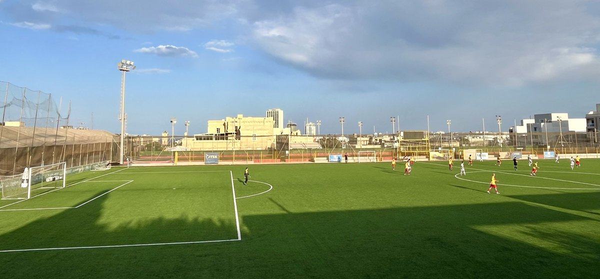 michi_tours's tweet photo. Auch in der National League II (4.Liga) kommt es dank strenger Blocktrennung zu keinen schlimmen Auseinandersetzungen zwischen den 100 Anwesenden. Leider heute keine Blaskapelle, dafür aber mit noch schlimmerem Fußball :) ⚽️ https://t.co/lhDl5OMfwD