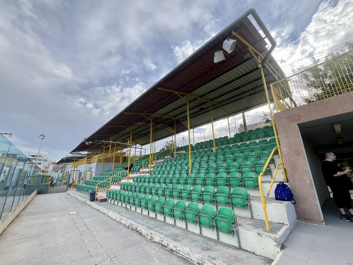 michi_tours's tweet photo. Auch in der National League II (4.Liga) kommt es dank strenger Blocktrennung zu keinen schlimmen Auseinandersetzungen zwischen den 100 Anwesenden. Leider heute keine Blaskapelle, dafür aber mit noch schlimmerem Fußball :) ⚽️ https://t.co/lhDl5OMfwD