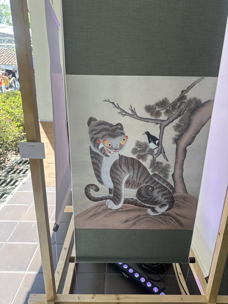 Mteheran's tweet photo. Muy chévere la exhibición de Minhwa , pintura tradicional coreana en @FiestaLibro en Medellín. https://t.co/KEV1abeoKj