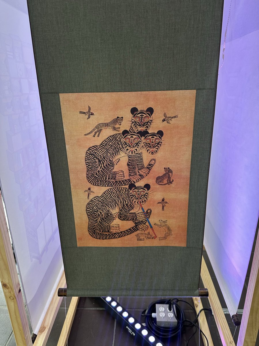 Mteheran's tweet photo. Muy chévere la exhibición de Minhwa , pintura tradicional coreana en @FiestaLibro en Medellín. https://t.co/KEV1abeoKj
