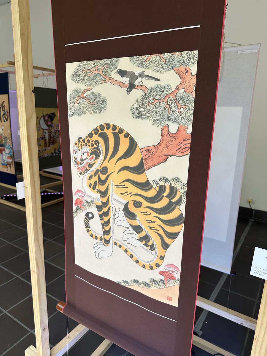 Mteheran's tweet photo. Muy chévere la exhibición de Minhwa , pintura tradicional coreana en @FiestaLibro en Medellín. https://t.co/KEV1abeoKj