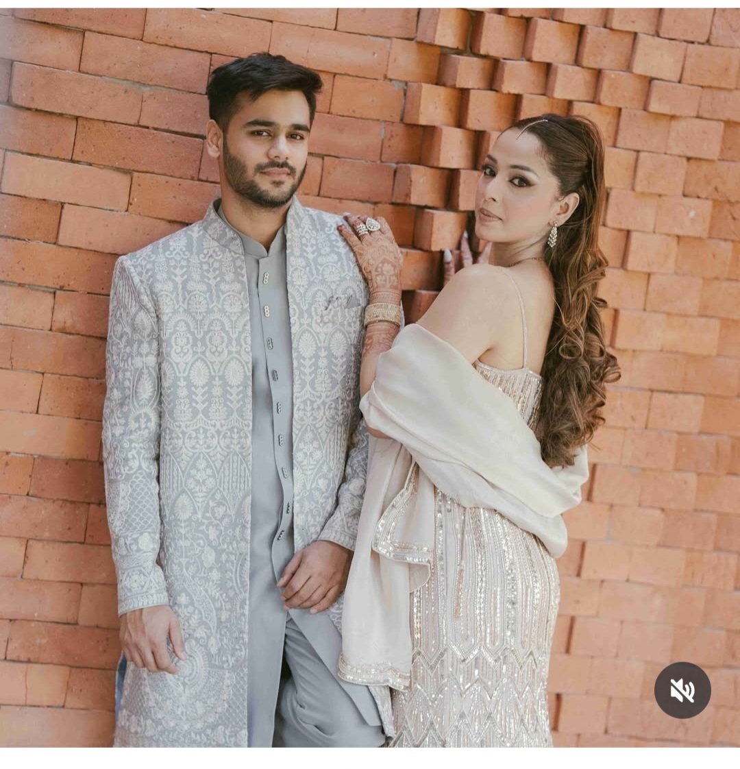 Ritankar176271's tweet photo. Kashmiri Muslim girl Asra Khateeb ☪️ married a Hindu guy Rohit Singh 🕉️ and is blessed with a Hindu son https://t.co/cSCzl0UsKW