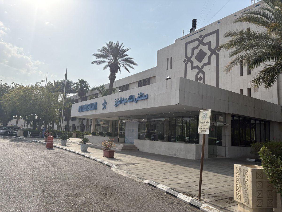 NSara2006's tweet photo. مستشفى الملك عبدالعزيز
التجمع الصحي الأول بجدة @J1_Cluster 

وُلدت في هذه المستشفى،
وكنت أذهب إليها مع أمي (حفظها الله ❤️) لمواعيدها.

زرتها الأسبوع الماضي مع طالباتي.

المستشفى التي خرجت منها في الكافولة (اللفافة)، وتمشيت في ممراتها (بضفيرتين وشعر منكوش 😅)، دخلتها بالأمس دكتورة بفضل الله سبحانه.

مشيت فيها وكأني طفلة… إضاءة الشمس في ممراتها رجعت بي أكثر من ٣٠ سنة .

هي المستشفى نفسها، ولكن التطور ملحوظ عليها بشكل جلي.

تقدم و مهنية جلية، والجميع ينادي طالباتي: «ممرضات المستقبل» ❤️ فعلاً كنت مبسوطة وقتها.

شكرًا للأستاذة رنيم، والأستاذة سميرة، وممرضات جميع الأقسام (بدون استثناء). فعليًا جعلتوا تجربة الطالبات من أول يوم إيجابية.

على فكرة، الشعر ما زال منكوش (بس تحت الطرحة 😂).