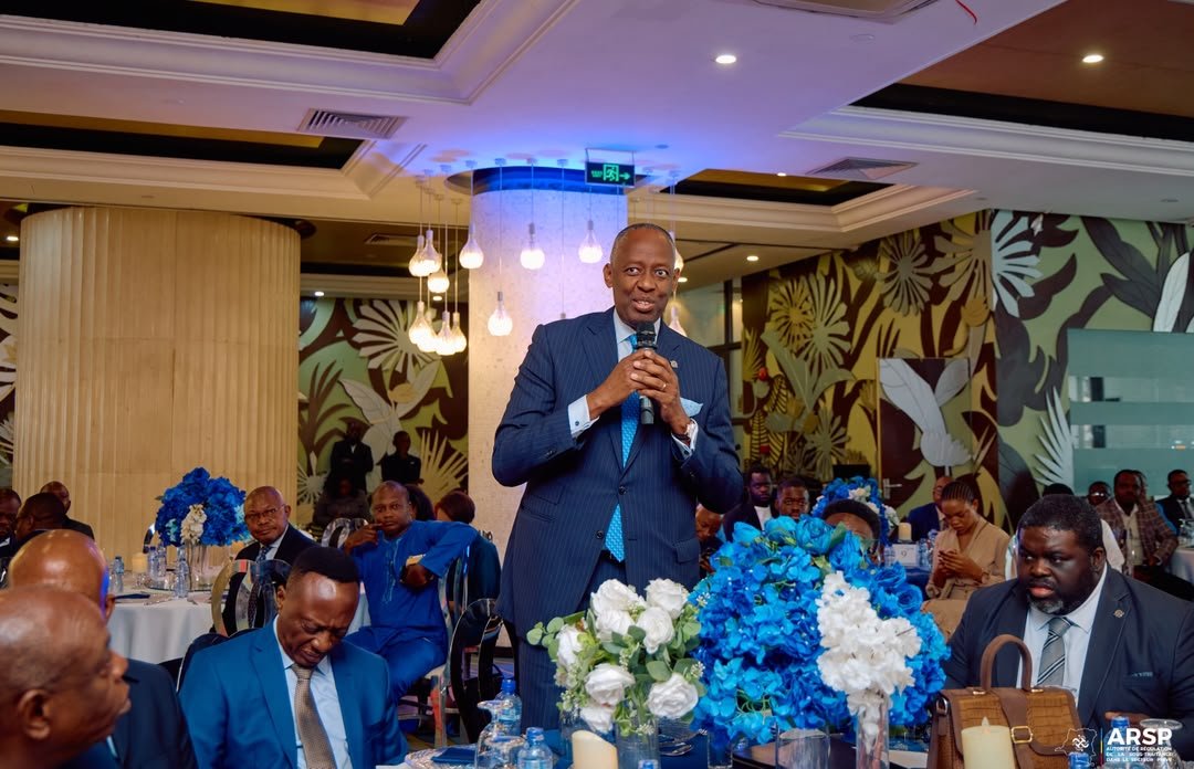 Newscd15's tweet photo. #ARSP-FEC : Face au patronat, Juan Ted Beleshayi table sur le contrôle et la création d'opportunités pour les PME congolaises

Ce vendredi 11 septembre 2026, au Fleuve Congo Hôtel à Kinshasa, la Fédération des Entreprises du Congo (FEC) a accueilli le nouveau directeur général de l’ARSP, Juan Ted Beleshayi Kasanda, lors d’une rencontre consacrée aux enjeux de la sous-traitance en RDC.

Face aux opérateurs économiques, le DG de l’ARSP a mis en avant deux axes prioritaires : le contrôle et la création d’opportunités de marché pour les PME congolaises. Il a insisté sur la nécessité de renforcer le dialogue avec le secteur privé afin de permettre aux entreprises locales de mieux accéder aux marchés générés par les grands investissements.

La FEC et l’ARSP entendent ainsi renforcer leur collaboration pour améliorer la compétitivité des entreprises congolaises, favoriser la création d’emplois et faire de la sous-traitance un véritable levier de développement économique. @juantedbelkas

 https://t.co/PWp3N07GnJ