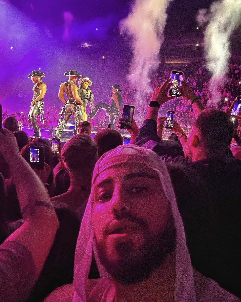 DrMedkhalil's tweet photo. Renaissance tour 🪩       Pink Friday 2 tour🦄 https://t.co/erlBBq5NvN