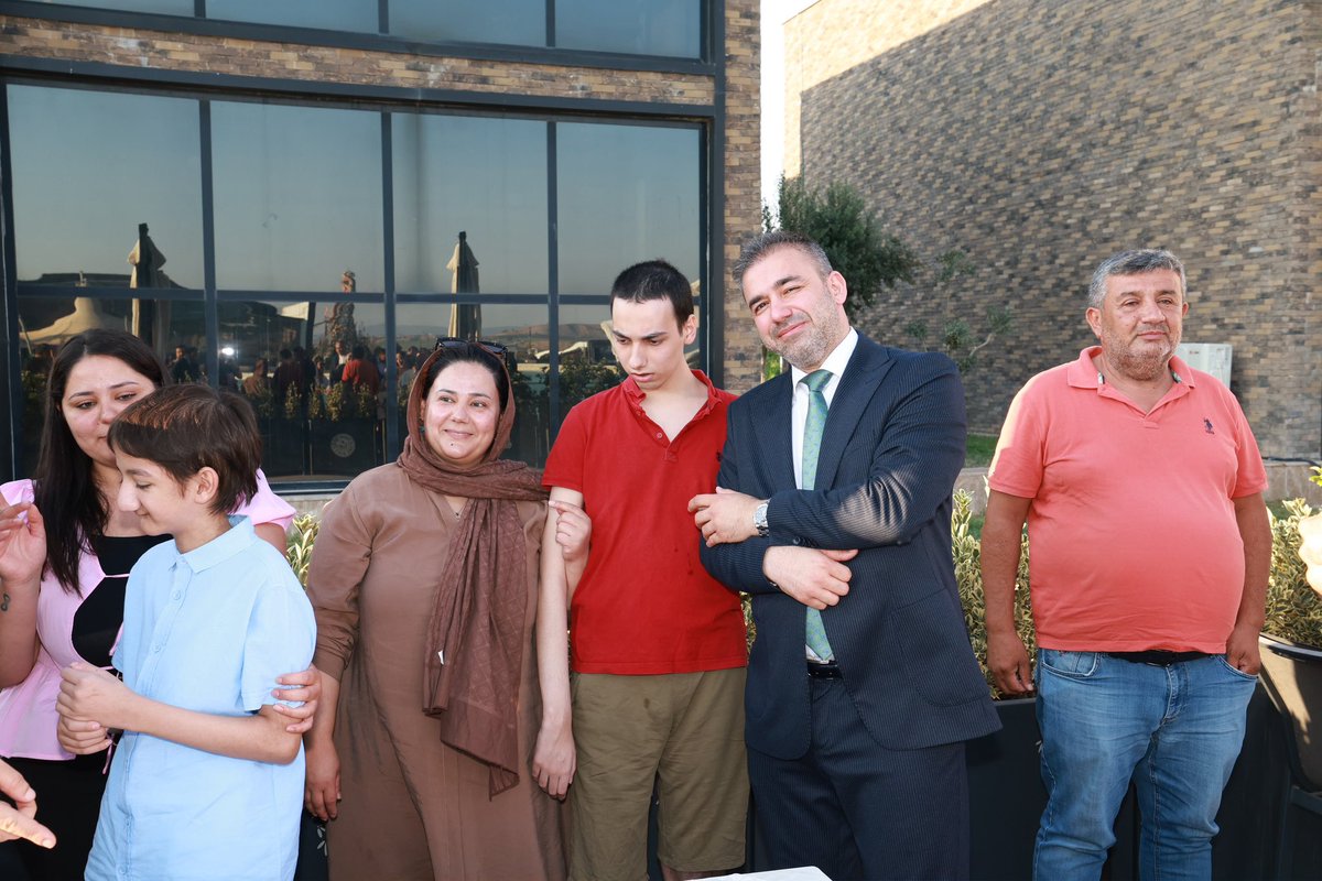 AKOnikisubat's tweet photo. Lösemiyi iki kez yenen mucize çocuğumuz Berat Purtaş, abisi Mehmet Furkan’dan yapılan kemik iliği nakliyle hayata yeniden tutundu. ❤️

Doğum gününde, en büyük hayali olan balon uçurma mutluluğunu birlikte yaşadık. 🎈

İyi ki doğdun Berat…
Gülüşün ve umutların hep gökyüzü kadar güzel olsun. ❤️🎈