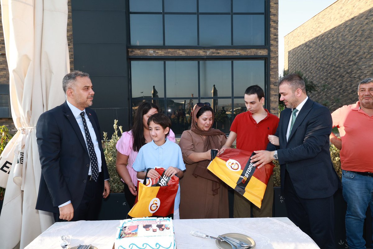 AKOnikisubat's tweet photo. Lösemiyi iki kez yenen mucize çocuğumuz Berat Purtaş, abisi Mehmet Furkan’dan yapılan kemik iliği nakliyle hayata yeniden tutundu. ❤️

Doğum gününde, en büyük hayali olan balon uçurma mutluluğunu birlikte yaşadık. 🎈

İyi ki doğdun Berat…
Gülüşün ve umutların hep gökyüzü kadar güzel olsun. ❤️🎈