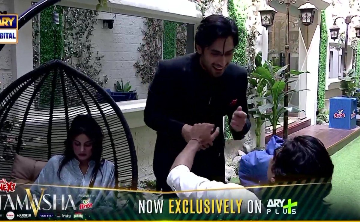 luvkapilsharma's tweet photo. Zayb to Esra: Maine Fasih ko bhi chips munh mein diya. Diya na maine tujhe?
Fasih: Munh mein to nahin haath mein diya. 

And then they held each other's hands 😭😭🤌🤌

#ZaybKhan #FasihKhalid 
#Tamasha5 https://t.co/s5Cb9Osyih