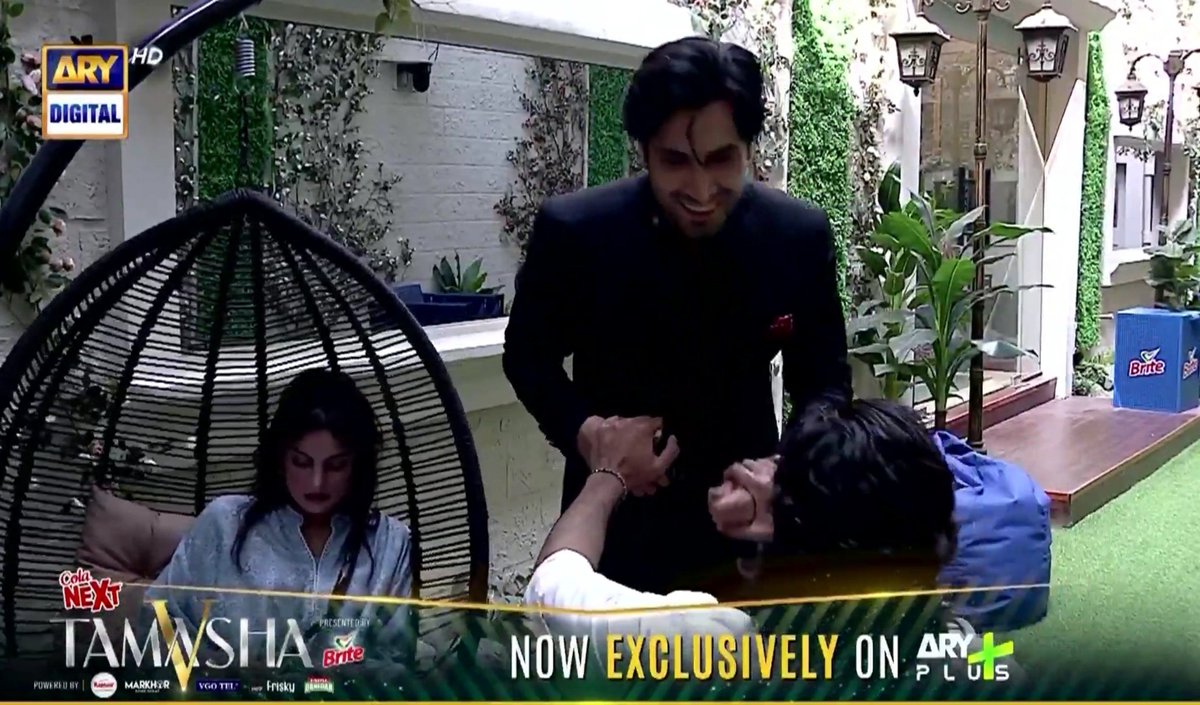 luvkapilsharma's tweet photo. Zayb to Esra: Maine Fasih ko bhi chips munh mein diya. Diya na maine tujhe?
Fasih: Munh mein to nahin haath mein diya. 

And then they held each other's hands 😭😭🤌🤌

#ZaybKhan #FasihKhalid 
#Tamasha5 https://t.co/s5Cb9Osyih