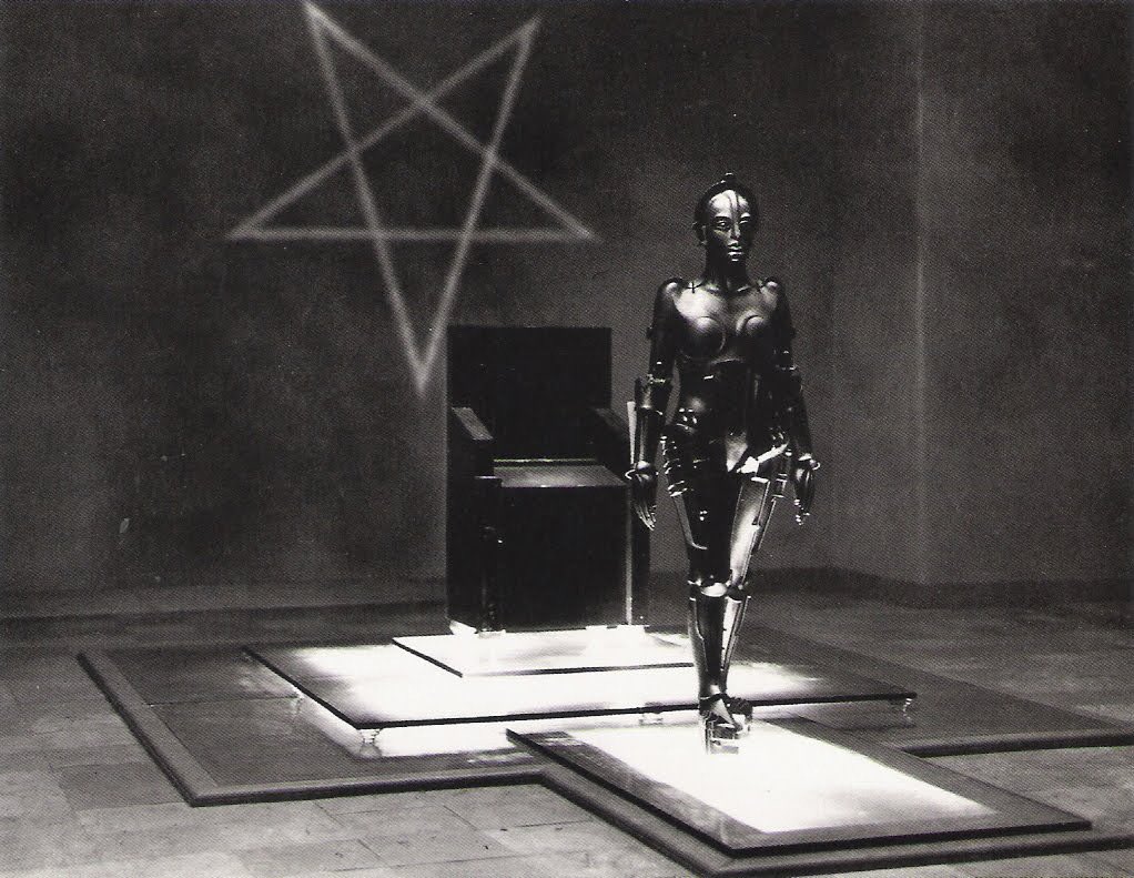 SciFiArchives's tweet photo. One of the defining images of early science fiction (1927) https://t.co/9Qm181GLQh