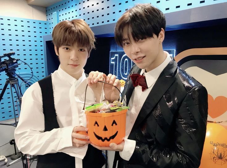 immahiwmn's tweet photo. Day 1-Halloween 🎃👻
ถ้าทุกคนถือฟักทองด้วยกันก็น่ารักดีนะคะ 

trick or treat 👻

#NCT127_5TH_NEOCITY_THE_REDLINE
#NCT127_5TH_NEOCITY_BANGKOK_THE_REDLINE
#THE_REDLINE_BANGKOK https://t.co/V65i46prmo