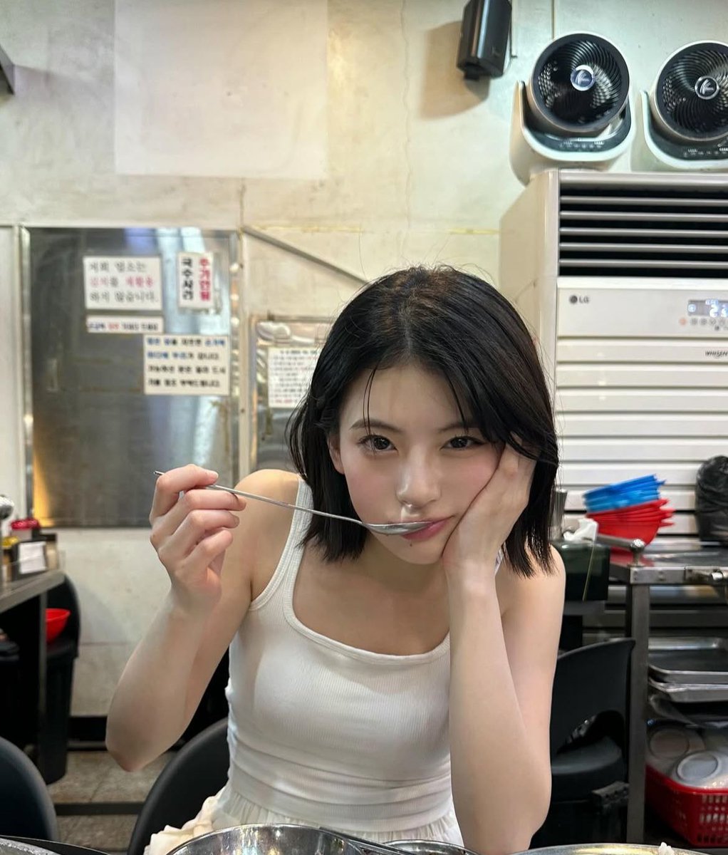 chuckvance489's tweet photo. 出口夏希ちゃん、この短めのボブヘアにすると顔立ちの素朴なよさが際立って見とれてしまう。 https://t.co/Qo8qIH2QyV