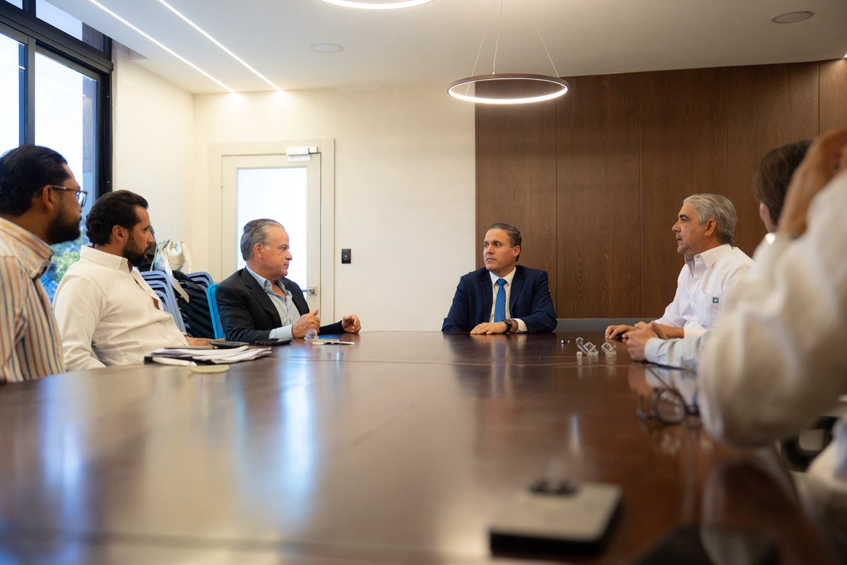 jeanluisrj's tweet photo. Sostuvimos una productiva reunión con la Asociación de Constructores y Desarrolladores de La Altagracia (ADECLA). 🇩🇴

Analizamos retos y las grandes oportunidades en la zona Este para agilizar procesos, respaldar inversiones y generar empleos y ordenamiento para el país. 🏗️📈 https://t.co/vzd1mYlNEk