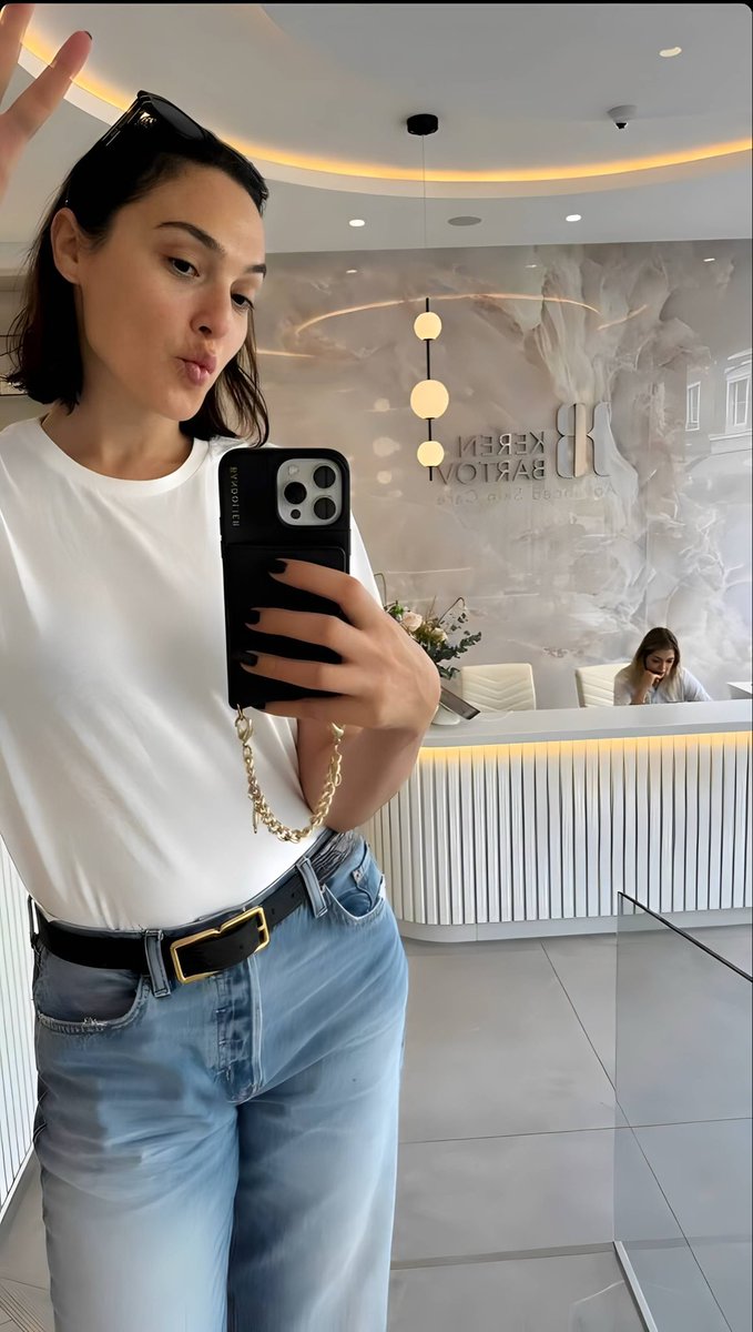 GALGADOT761's tweet photo. Hello 👋😊 https://t.co/z2f3GaX0Wd
