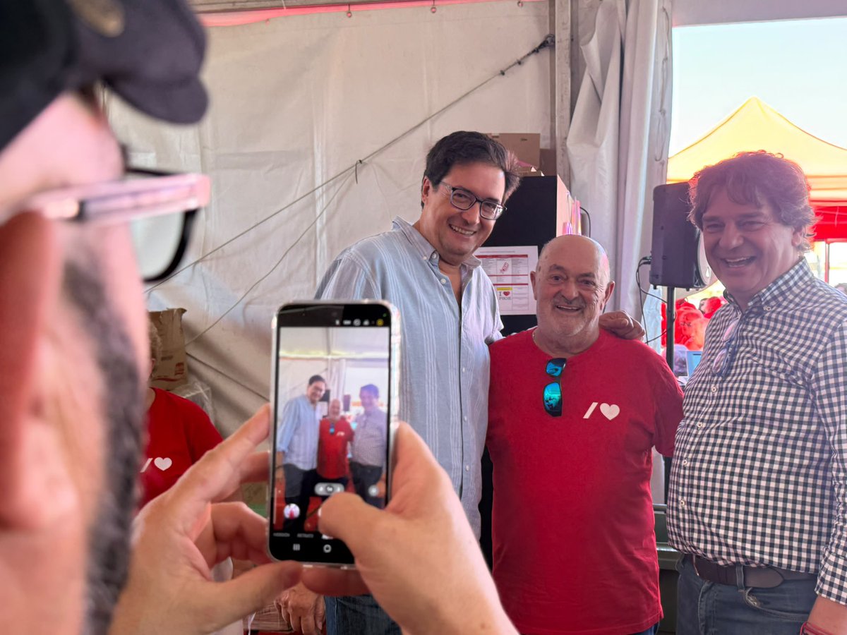 oscarlopeztwit's tweet photo. Fiestas de Fuenlabrada y buena compañía.

Hoy, disfrutando con compañeros y compañeras del PSOE y vecinos y vecinas, alrededor de una buena paella en nuestra caseta 🌹

Gracias, @PSOEfuenlabrada @JavierAyalaO https://t.co/KFHMrIukCm