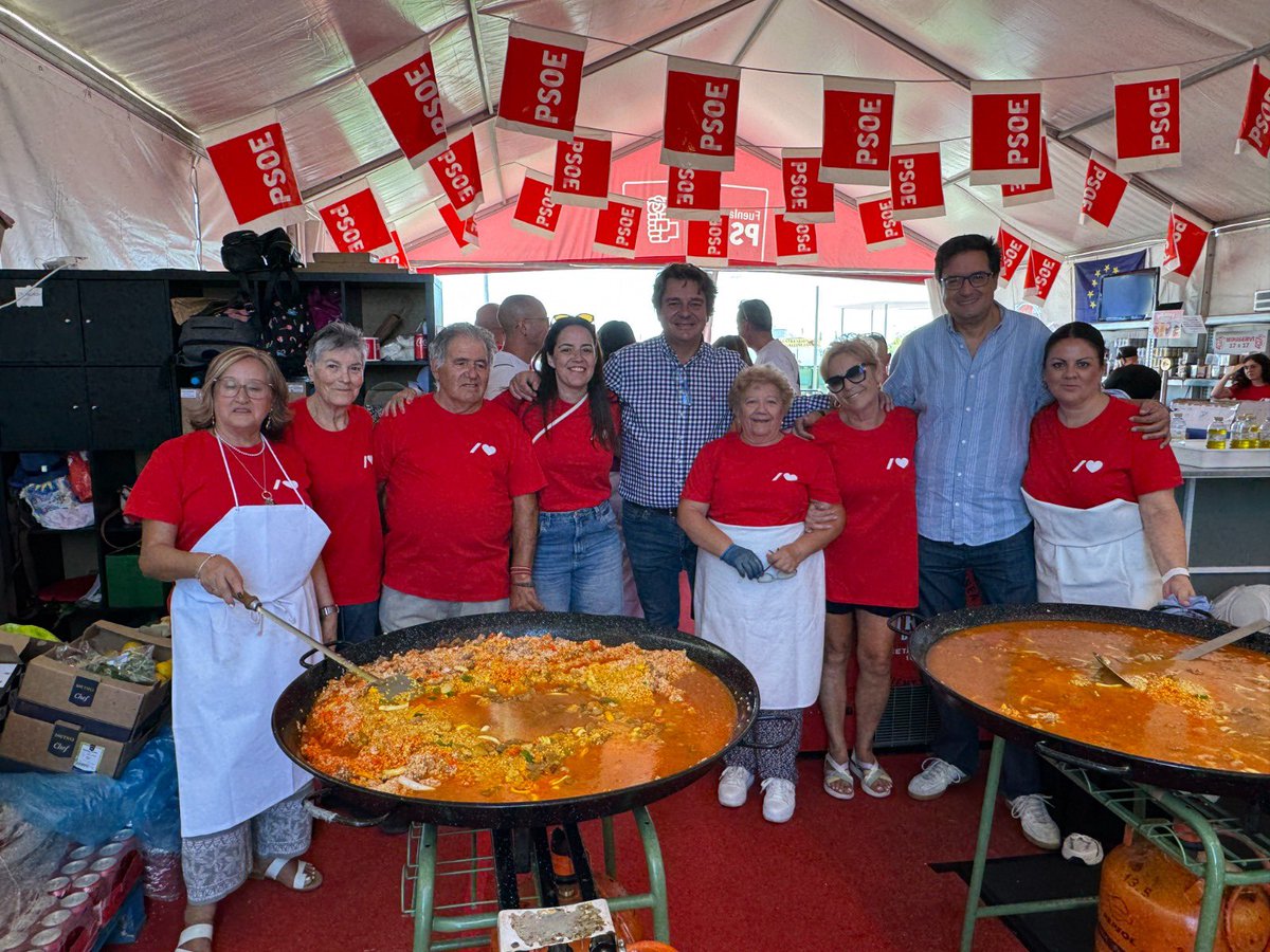 oscarlopeztwit's tweet photo. Fiestas de Fuenlabrada y buena compañía.

Hoy, disfrutando con compañeros y compañeras del PSOE y vecinos y vecinas, alrededor de una buena paella en nuestra caseta 🌹

Gracias, @PSOEfuenlabrada @JavierAyalaO https://t.co/KFHMrIukCm