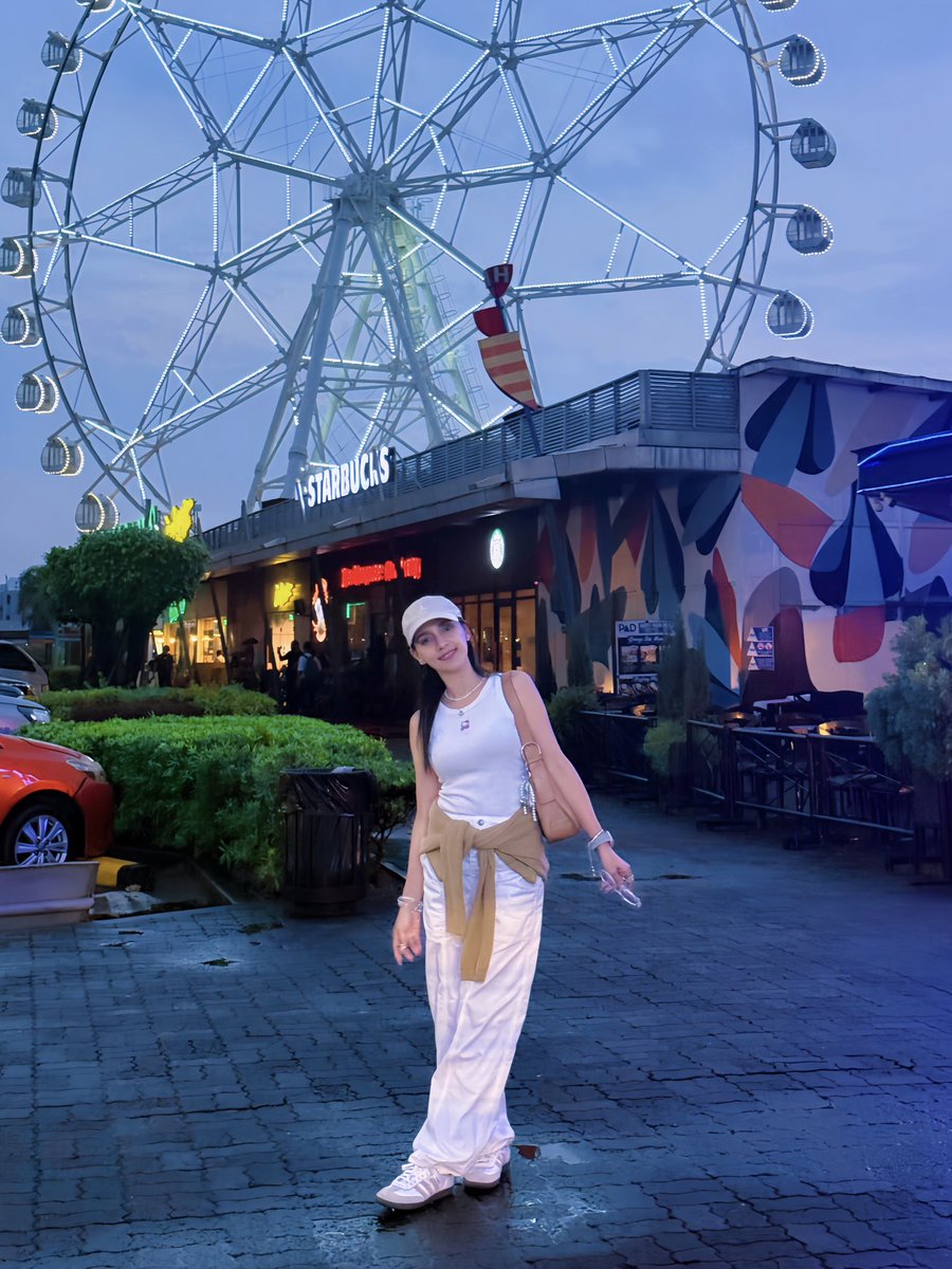 kunjunim's tweet photo. 6 PM, rainy skies &amp; the MOA Eye. 🤍🤎🎡 https://t.co/xn1dztBZW9